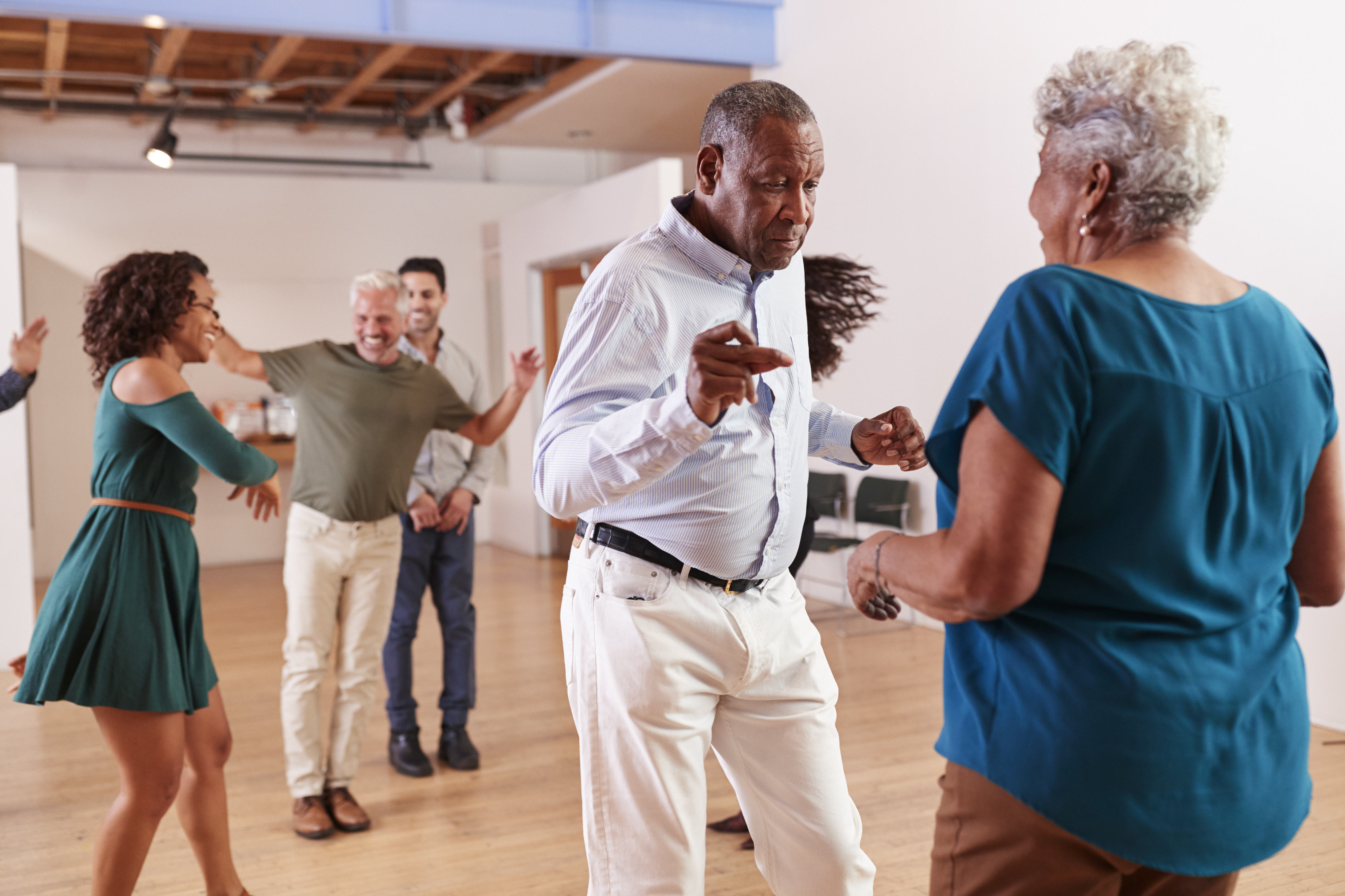 Alunos participando de uma aula de dança em grupo
